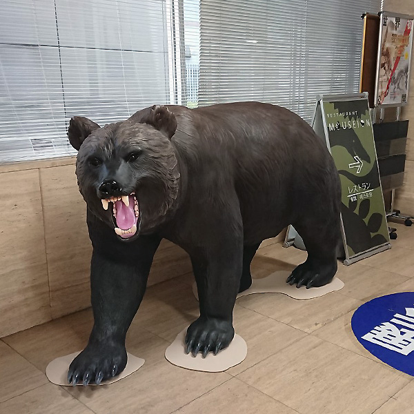 内閣官房　ヒグマフィギュア